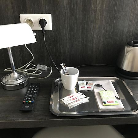 Hotel Le Glacier ヴィルヌーヴ・シュル・ロット エクステリア 写真