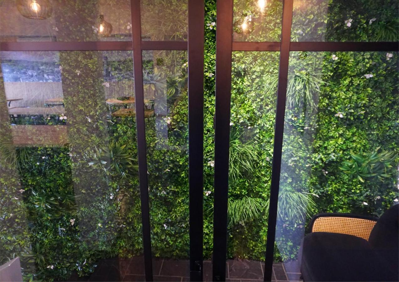 Hotel Le Glacier ヴィルヌーヴ・シュル・ロット エクステリア 写真